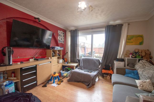 52 Langley Walk, Leicester photo 4