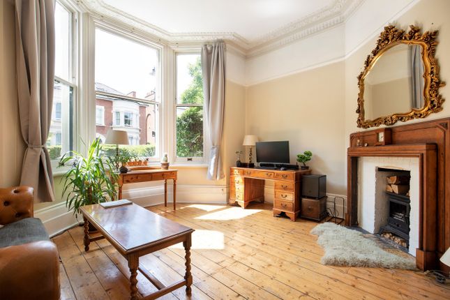 Flat for sale in Avenue Crescent, Mill Hill Conservation Area, Acton
