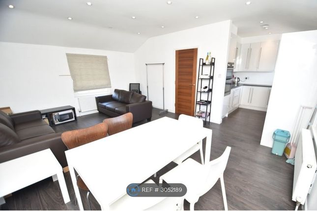 C Oaklands Grove, London photo 2
