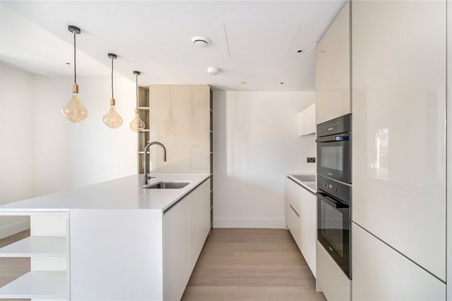 Flat to rent in Parkside Apartments, White City