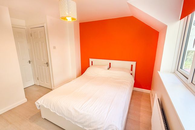 10 Harcourt, Wraysbury, Staines photo 4