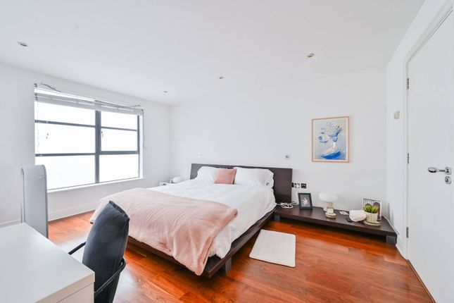 Thumbnail Flat to rent in Harlequin Court, Covent Garden, London