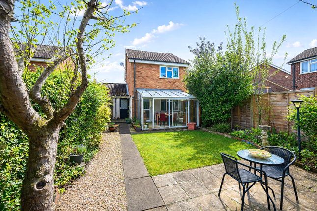 11, Caernarvon, Camberley photo 2