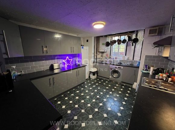 6-bed house on 27, Brudenell Grove, Leeds, £585/mo