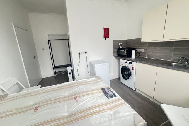76 , La Rose Lane, London photo 3