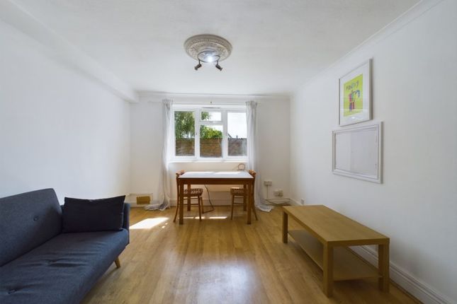 1-bed flat on Hill Rise, Slough, £195,000