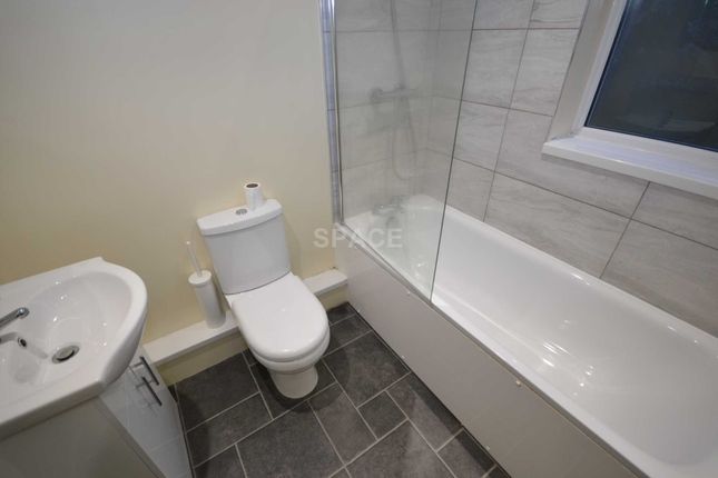 Room to rent in Surrey Road, Reading