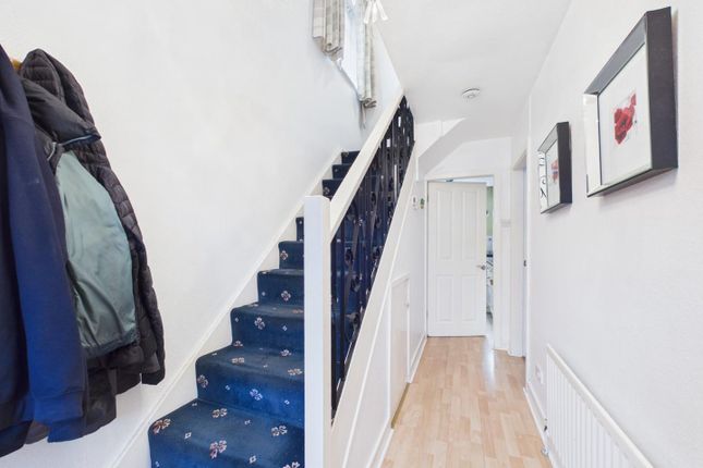 1, Manor Farm Close, Bingley photo 2