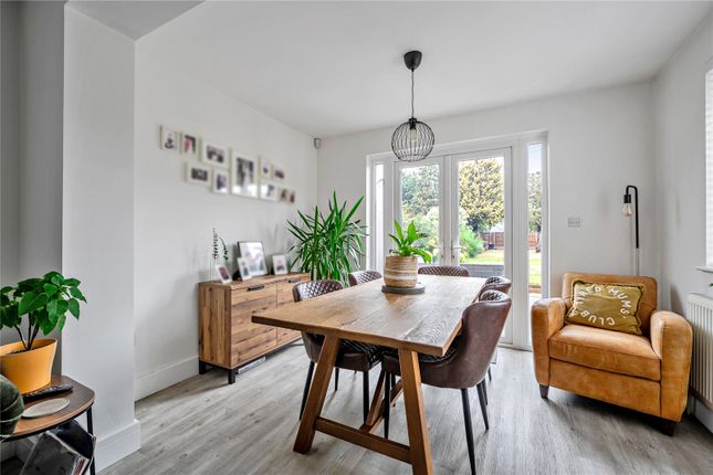 23, Winern Glebe, Byfleet photo 4