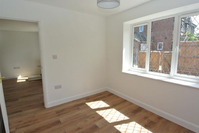 8a, Heronfield, Egham photo 4