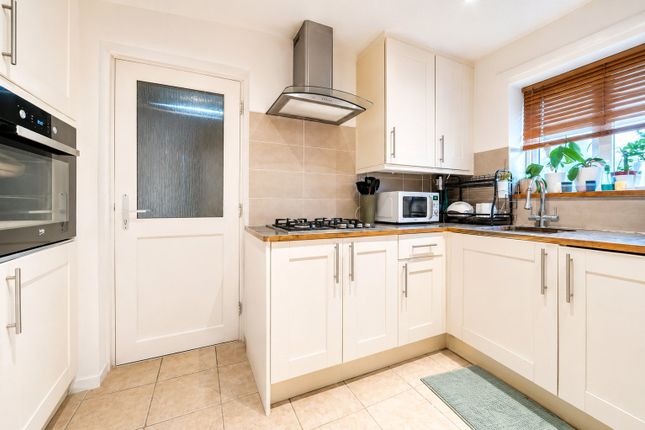 43, Foxburrows Avenue, Guildford photo 4