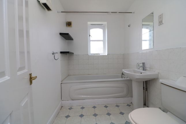 6, Donald Woods Gardens, Tolworth photo 4