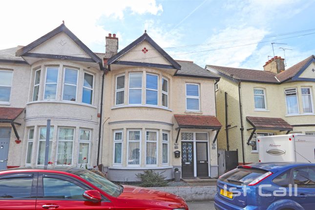 Thumbnail Flat for sale in South Avenue, Southend-On-Sea