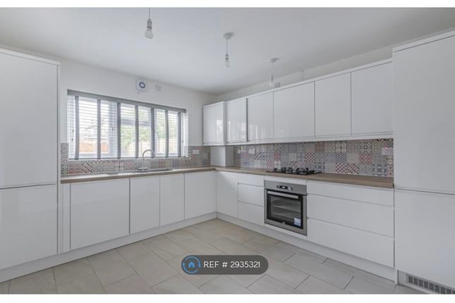 A Chineham Court, Basingstoke Road, Reading photo 3