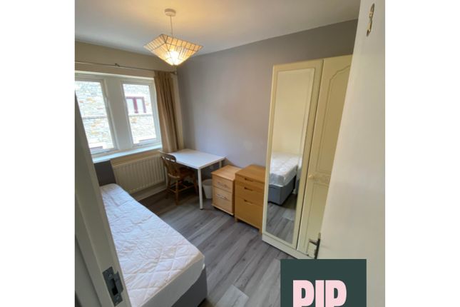 A Well-Lit And Inviting Double Bedroom With A Cozy...