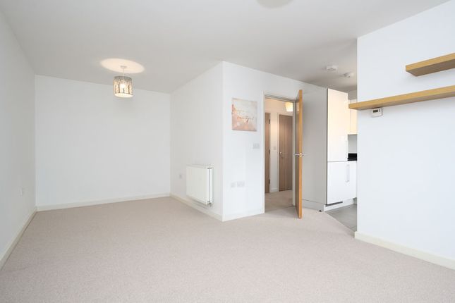 Flat 4, 48 Trenchard Close, Walton-On-Thames photo 4