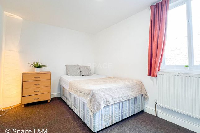 Room to rent in Basingstoke Road, Reading, Berkshire