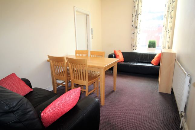 Flat to rent in Clarendon Place, Leeds