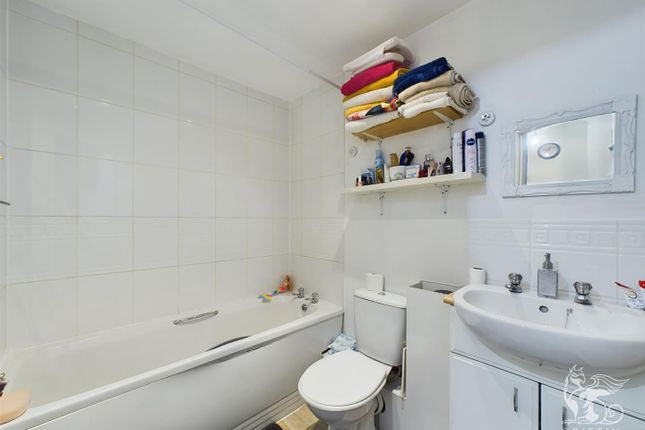 Flat for sale in Meridian Court, Thames Road, South Grays