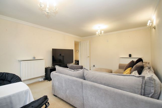 Flat 5, The Watergardens Elrington Road, Woodford Green photo 4