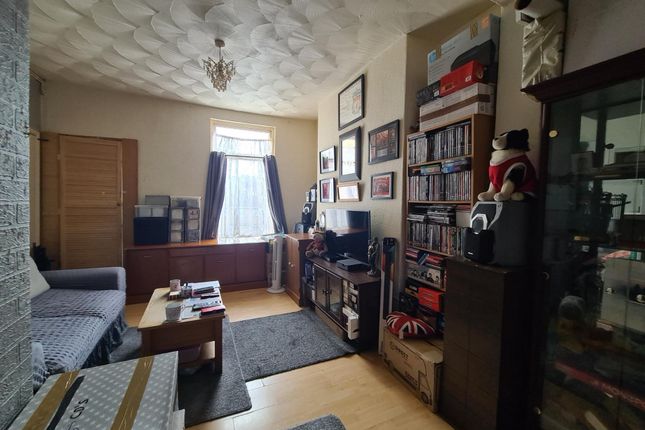 Triplex for sale in Luton Road, Chatham