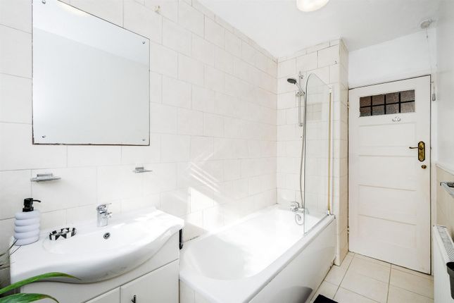 Flat for sale in Forest Court, London