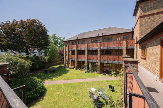 Cedars Court, Roehampton photo 4
