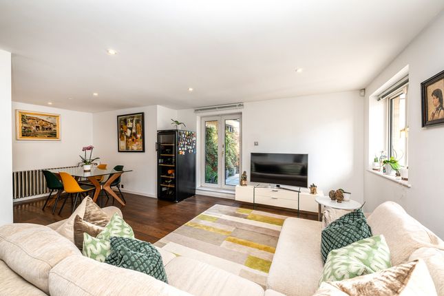 Flat Flat 36, Hunter Lodge, Admiral Walk, London photo 4