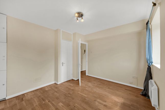 Triplex for sale in Anstridge Road, Eltham