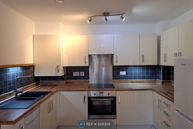 Flat to rent in Varcoe Gardens, Hayes