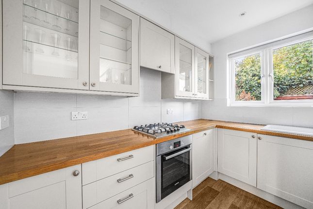 29 Rosslyn Avenue, London photo 3