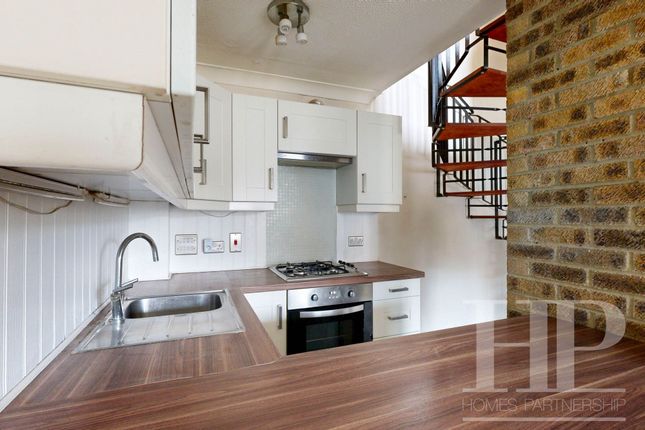 13 Woodcourt, Crawley photo 3