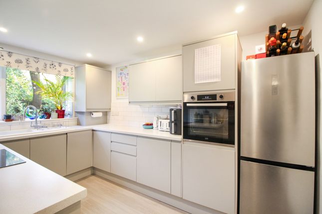 Flat 2, Highgate Court, Farnborough photo 2