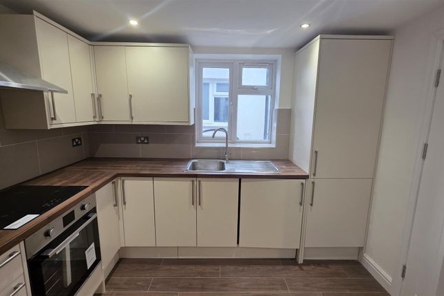Studio flat on Flat 3, 42, King Street, Southall, £1,900/mo