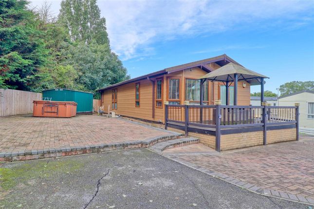 2-bed caravan on 15, Stream View, East Clacton, £120,000