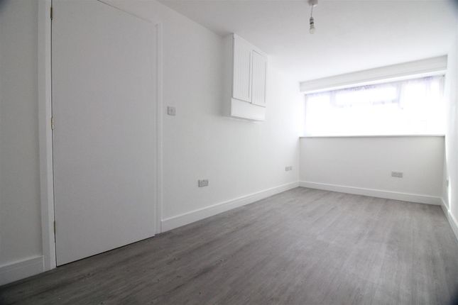 Redford Close, Feltham photo 5
