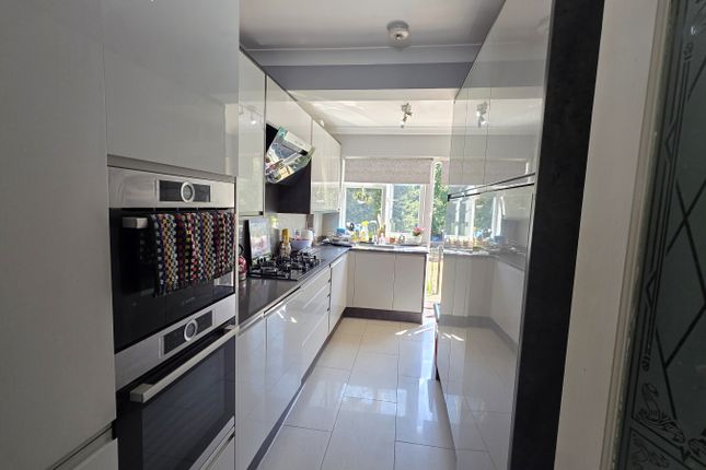 136 Lyndhurst Drive, Romford photo 3