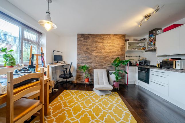Flat 6, Powrie House,, Battersea High Street, London photo 4