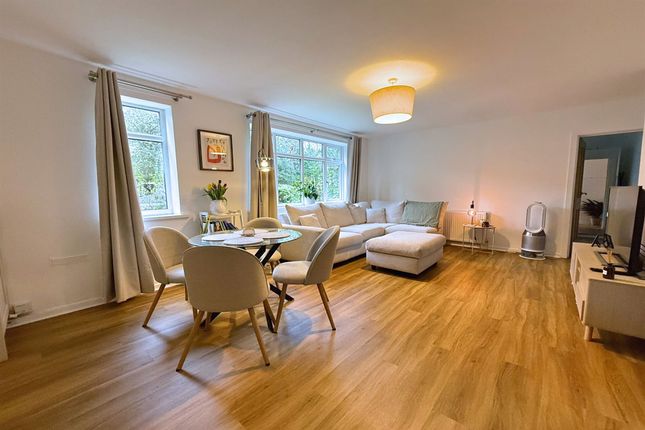 Flat 1, 1 Harboro Grove, Sale photo 4