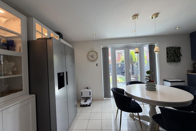 16, Admiral Way, Hyde photo 4