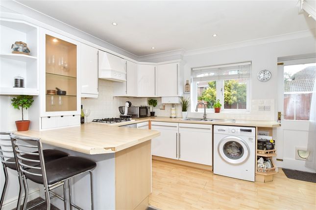 Mersea Crescent, Wickford photo 3