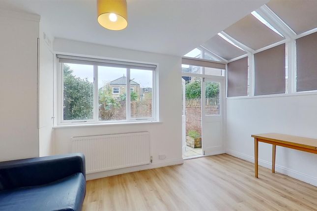 GFF, 125, Balvernie Grove, London photo 2