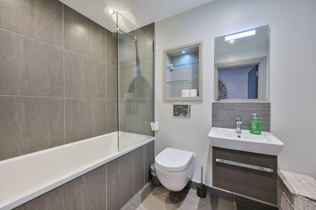 Flat for sale in Fulham Road, Fulham Broadway, London