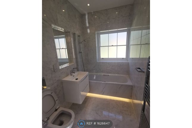 Luddington House, Stroude Road, Egham photo 5