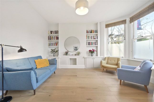 Flat for sale in Middle Lane, London