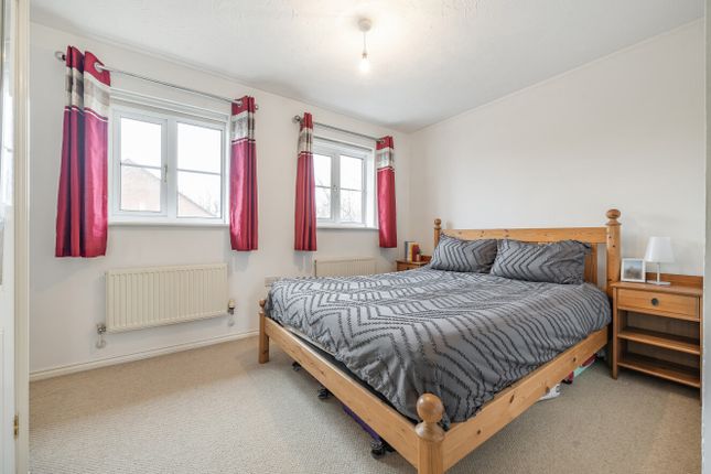 8, Miller Drive, Wokingham photo 3
