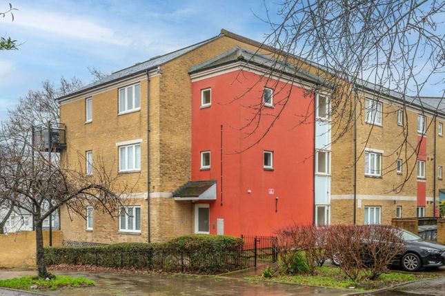 Flat for sale in Worcester Close, Gladstone Park, London