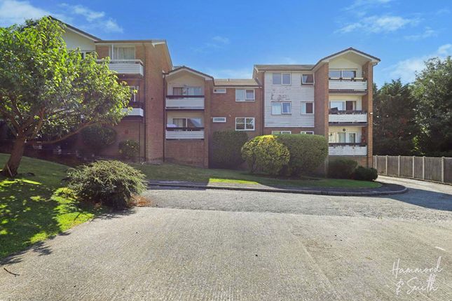 Flat to rent in Cedar Court, Epping