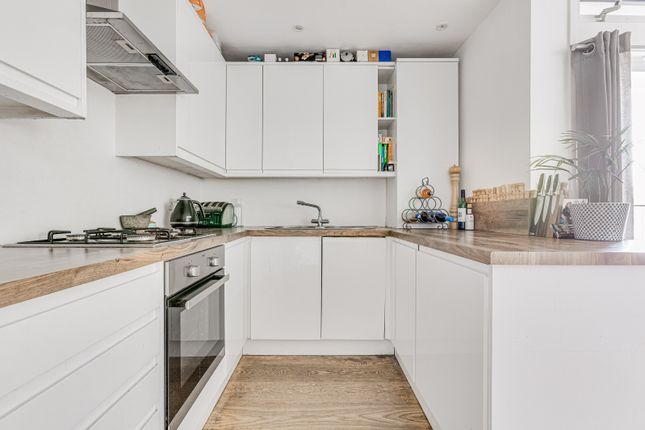 Flat to rent in Victoria Rise, Clapham Town