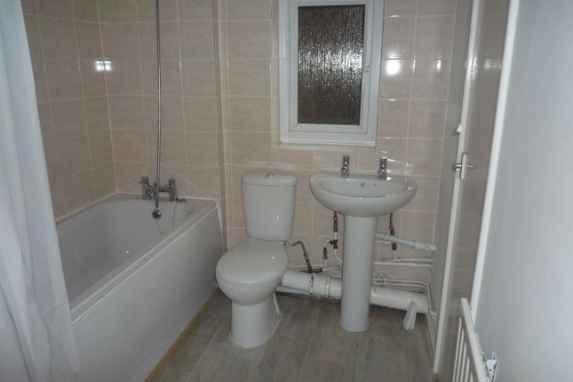 Flat to rent in Delbury Court, Telford, Hollinswood